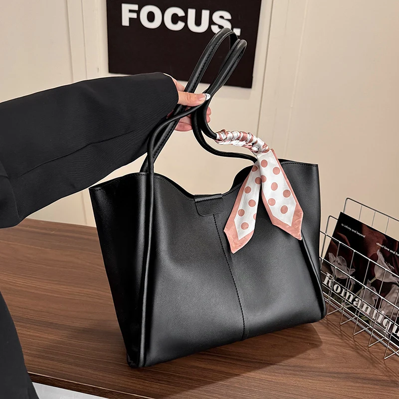 Elegante Tote Bag mit abnehmbarem Schal