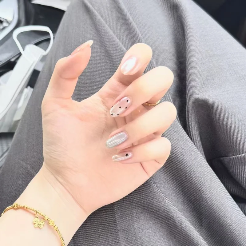Elegante künstlerische Nageldesign-Verlängerungen