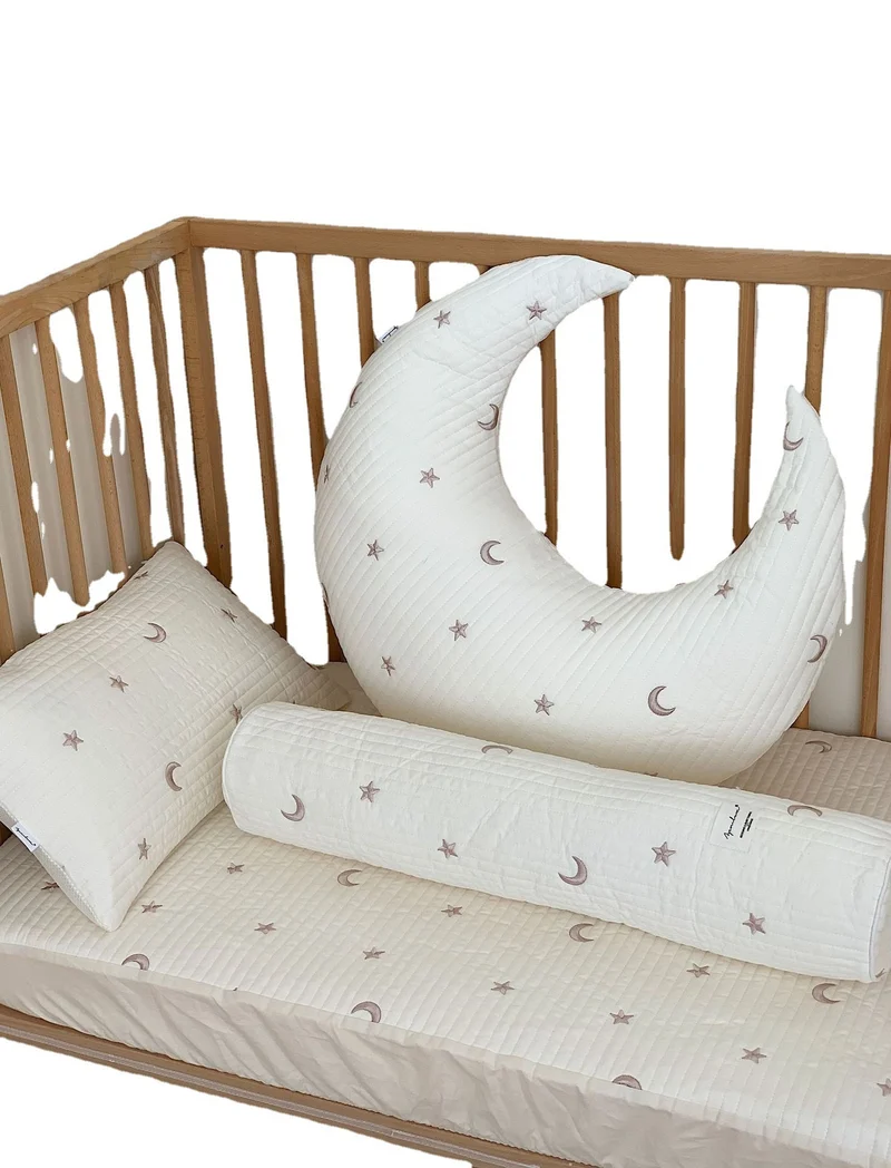 Mondförmiges Baby-Nackenstützkissen mit gestepptem Bezug und Teddystickerei