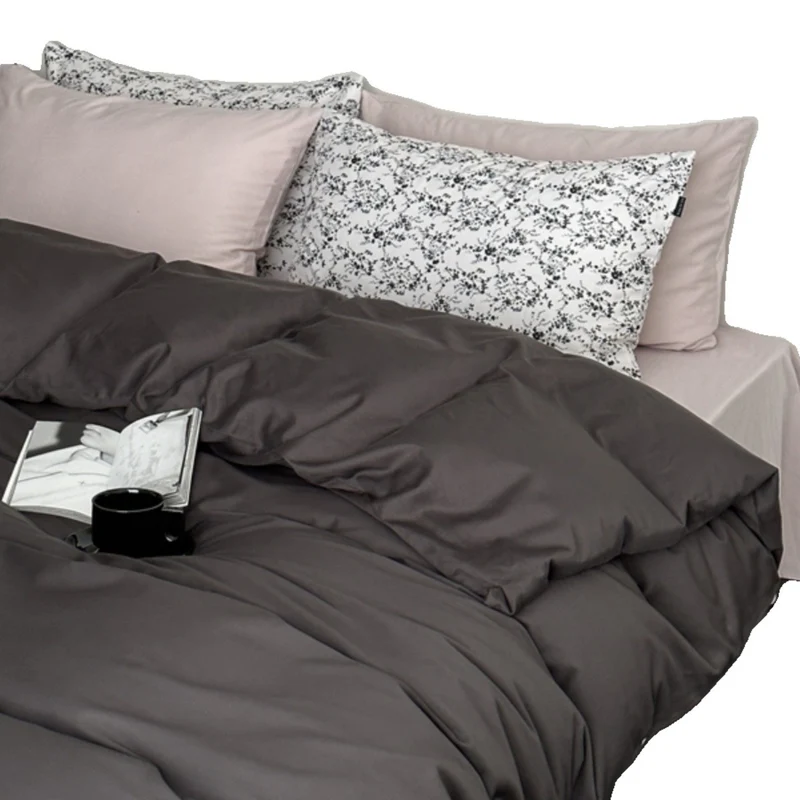 Modernes Satin-Bettwäsche-Set mit Steppdecke-Optik und gemusterten Kissenhüllen