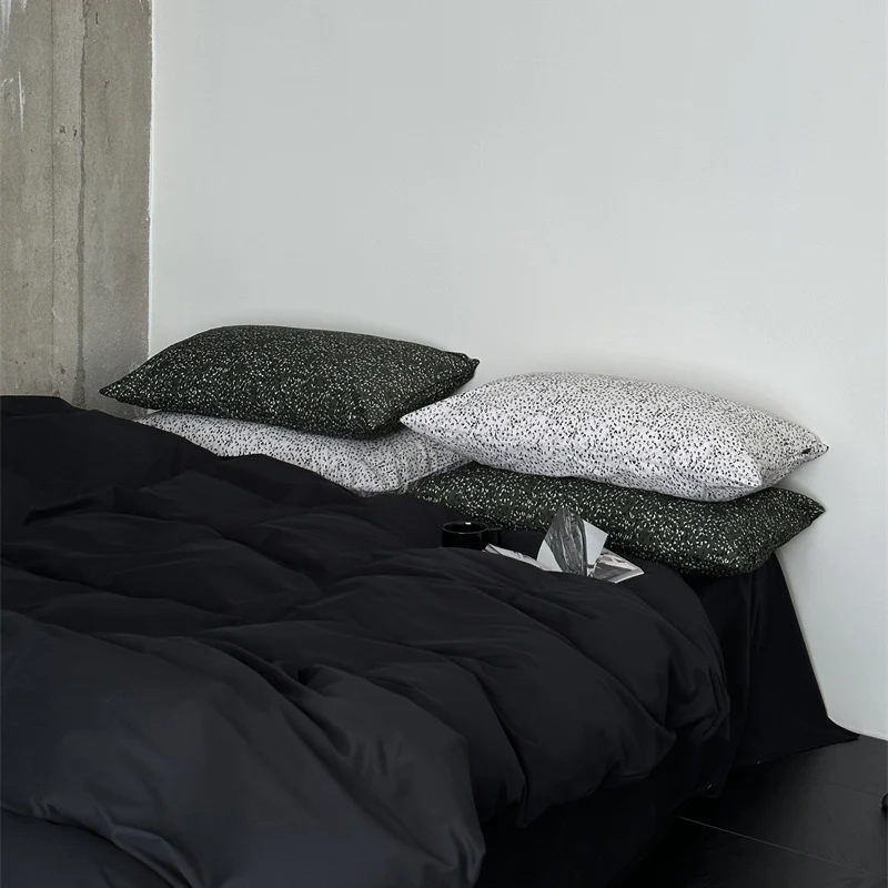 Modernes Satin-Bettwäsche-Set mit Steppdecke-Optik und gemusterten Kissenhüllen
