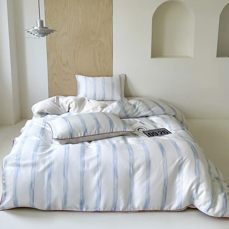 Modernes gestreiftes Bettwäscheset aus Baumwollsatin mit handgezeichneten Streifen und Kontrastpaspel