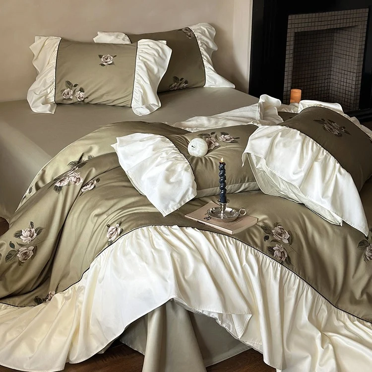 Luxuriöses Satin-Bettwäsche-Set mit Blumenstickerei und Rüschen