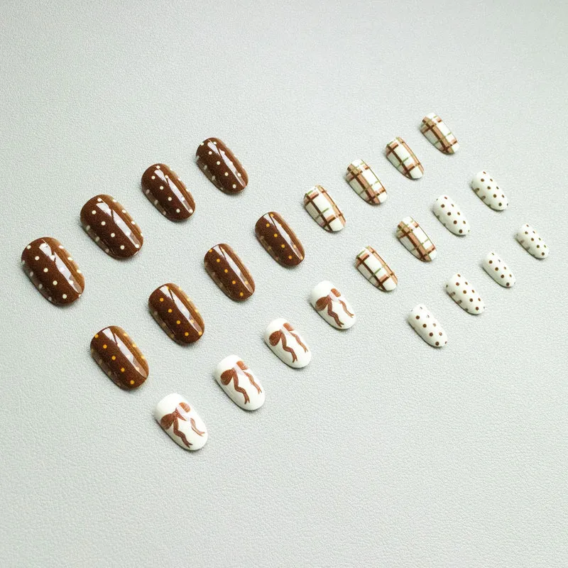 Künstlerisches Nagelkunstset mit einzigartigen Mustern