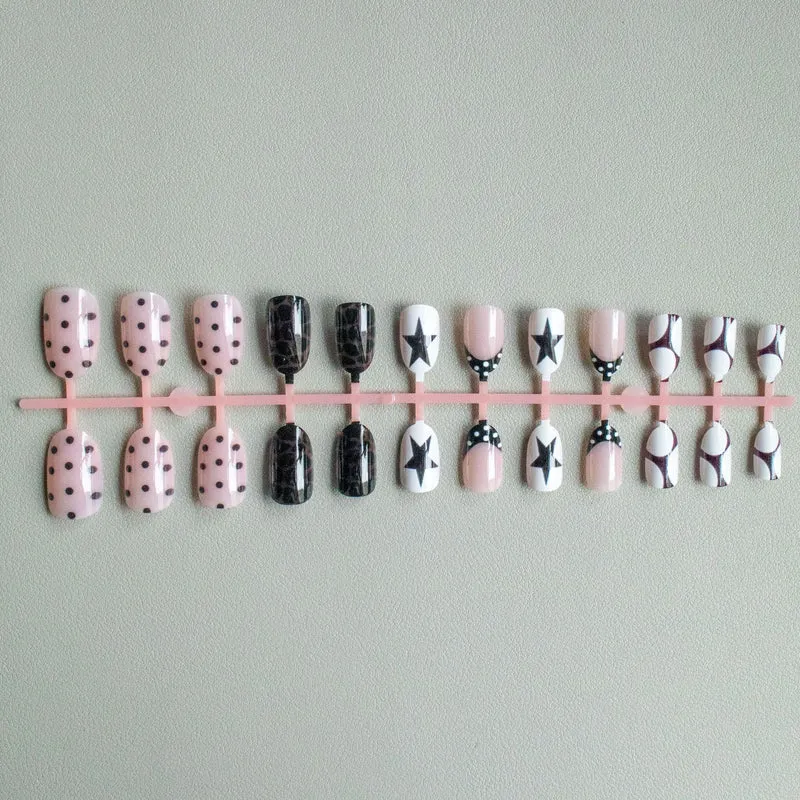 Künstlerisches Nail Art Set mit geometrischen Mustern