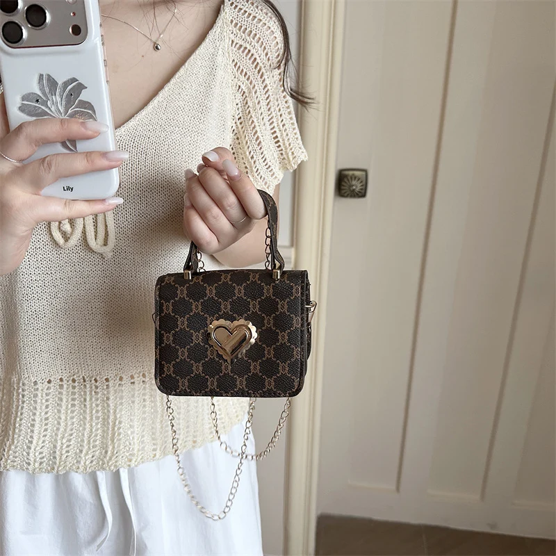 Elegante herzverzierte Handtasche