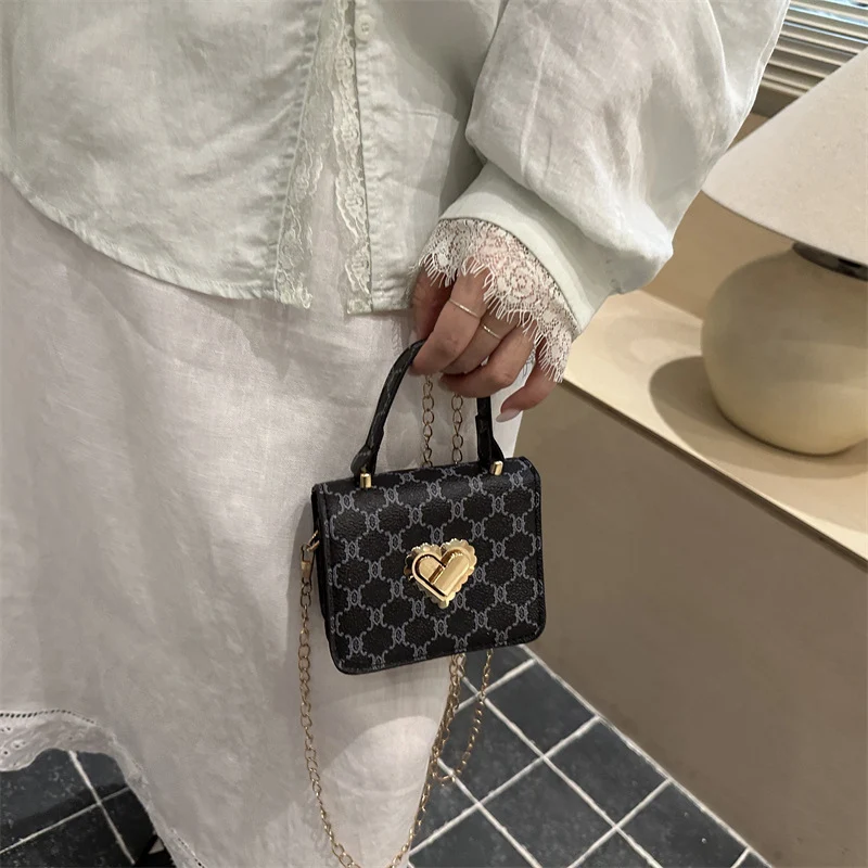 Elegante herzverzierte Handtasche