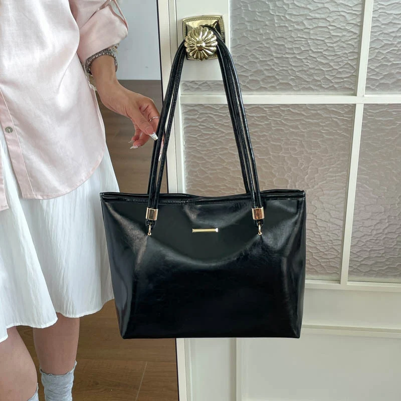 Elegante glänzende Handtasche