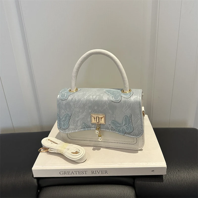 Elegante blumengemusterte Abendhandtasche