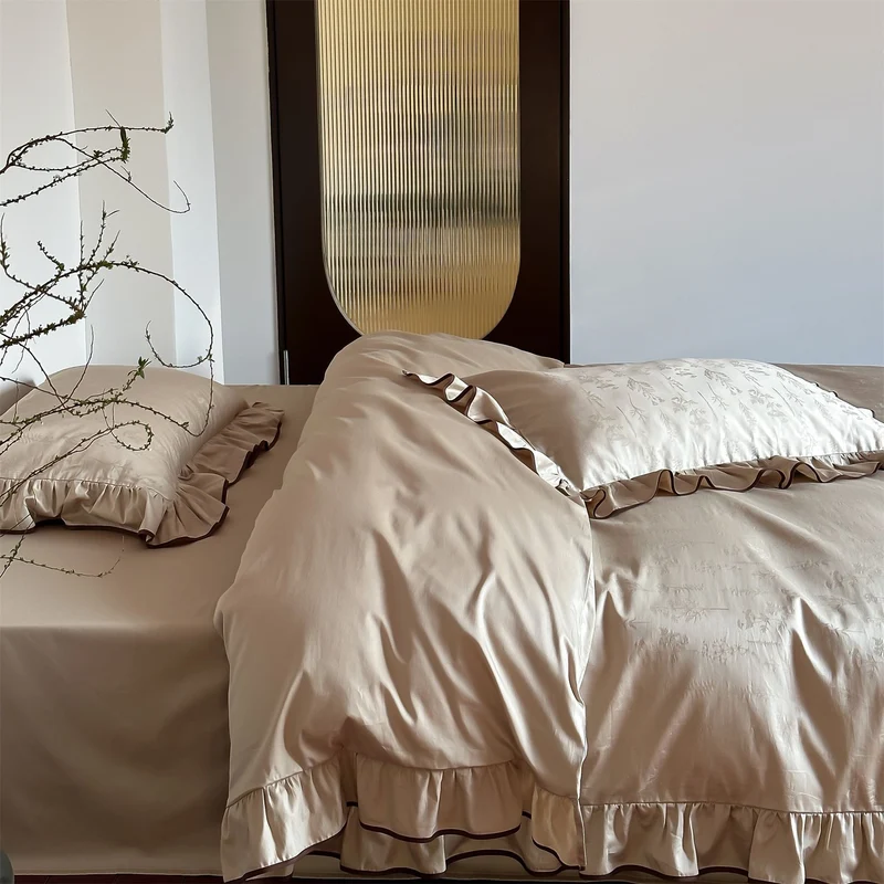 Luxuriöse Satin-Bettwäsche mit floralem Jacquard und Kontrastpaspel