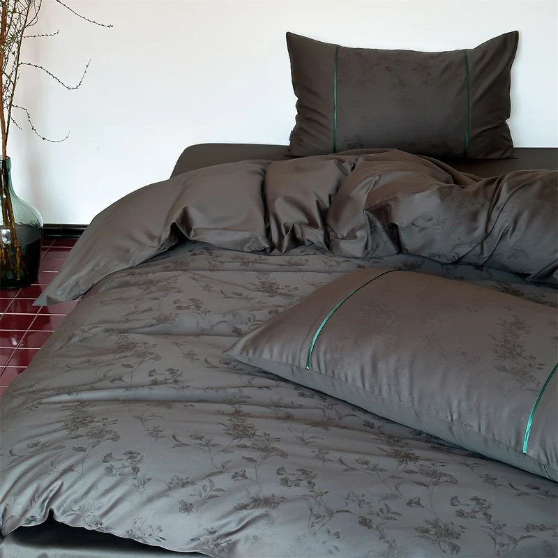 Luxuriöse Satin-Bettwäsche mit floralem Jacquard und Kontrastpaspel