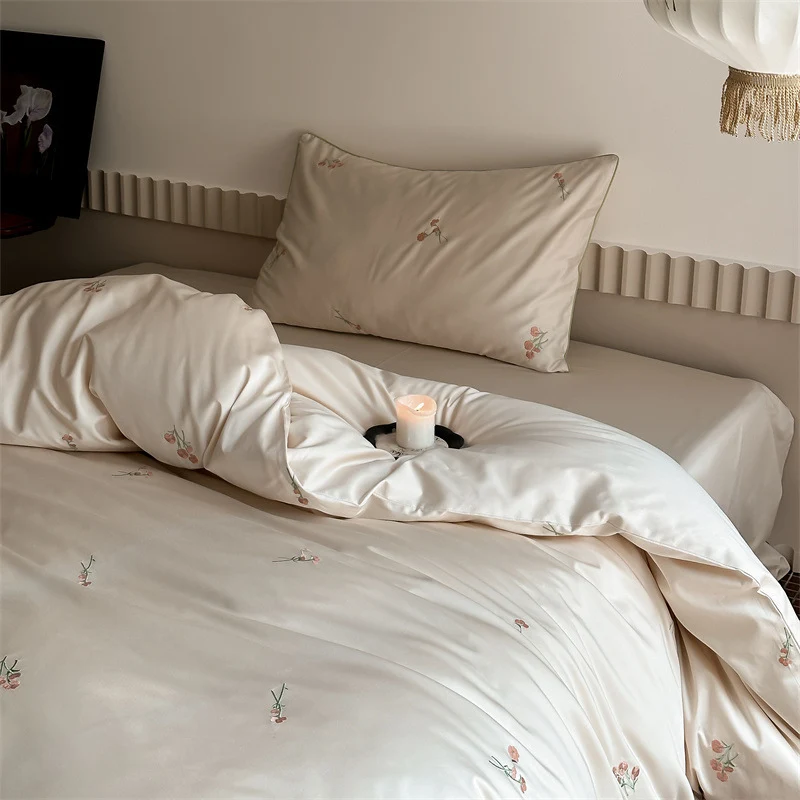 Luxuriöse Baumwollsatin-Bettgarnitur mit zarter Blumenstickerei und seidig-matter Oberfläche