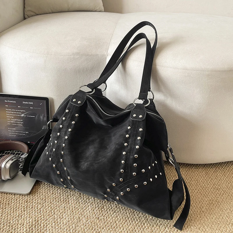Dekorative Nieten Hobo-Tasche