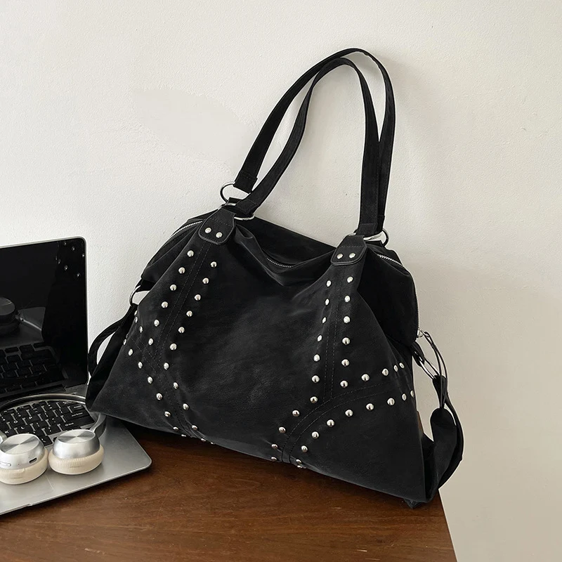 Dekorative Nieten Hobo-Tasche