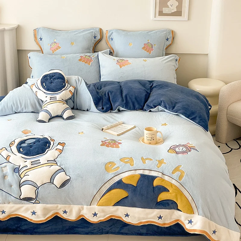 Kuschelige Wendebettwäsche-Garnitur mit Astronauten-Applikation und Velours-Innenfutter