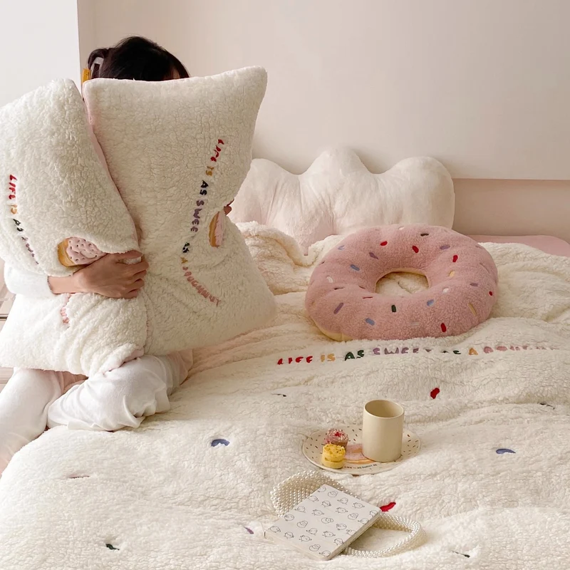 Kuschelige Teddy-Fleece-Bettwäschegarnitur mit Donut-Stickerei