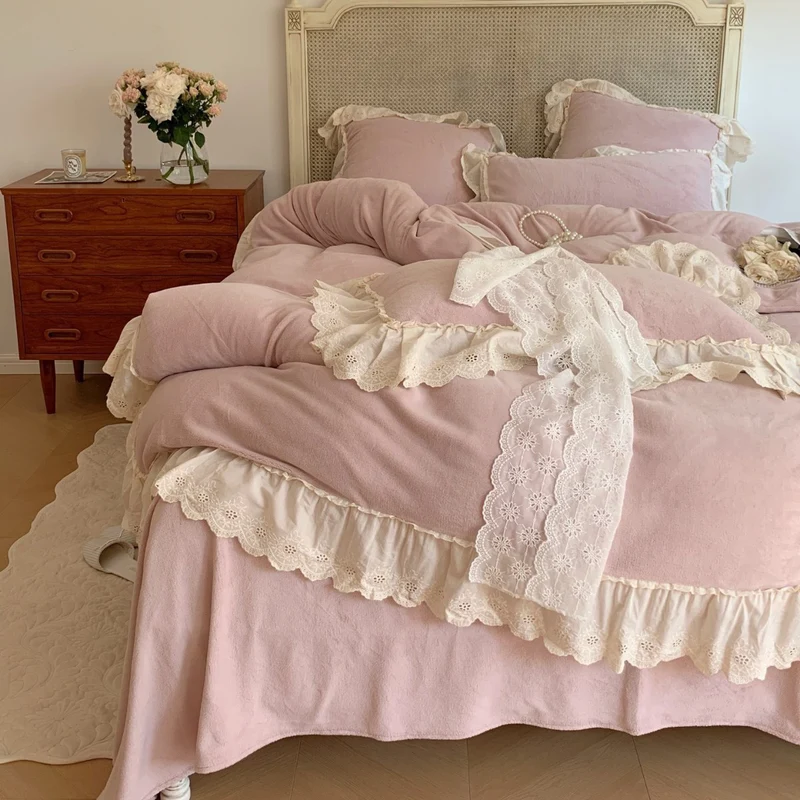 Kuschelige Microfleece-Bettgarnitur im Vintage-Cottage-Stil mit Baumwollspitzenbesatz