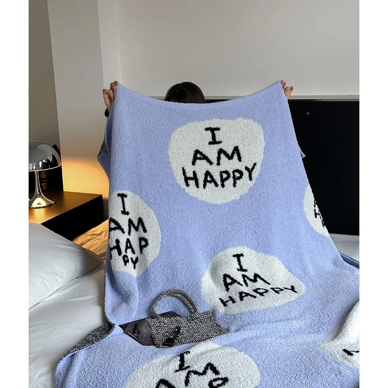 Kuscheldecke mit großem Schriftmotiv und weichem Bouclégewebe