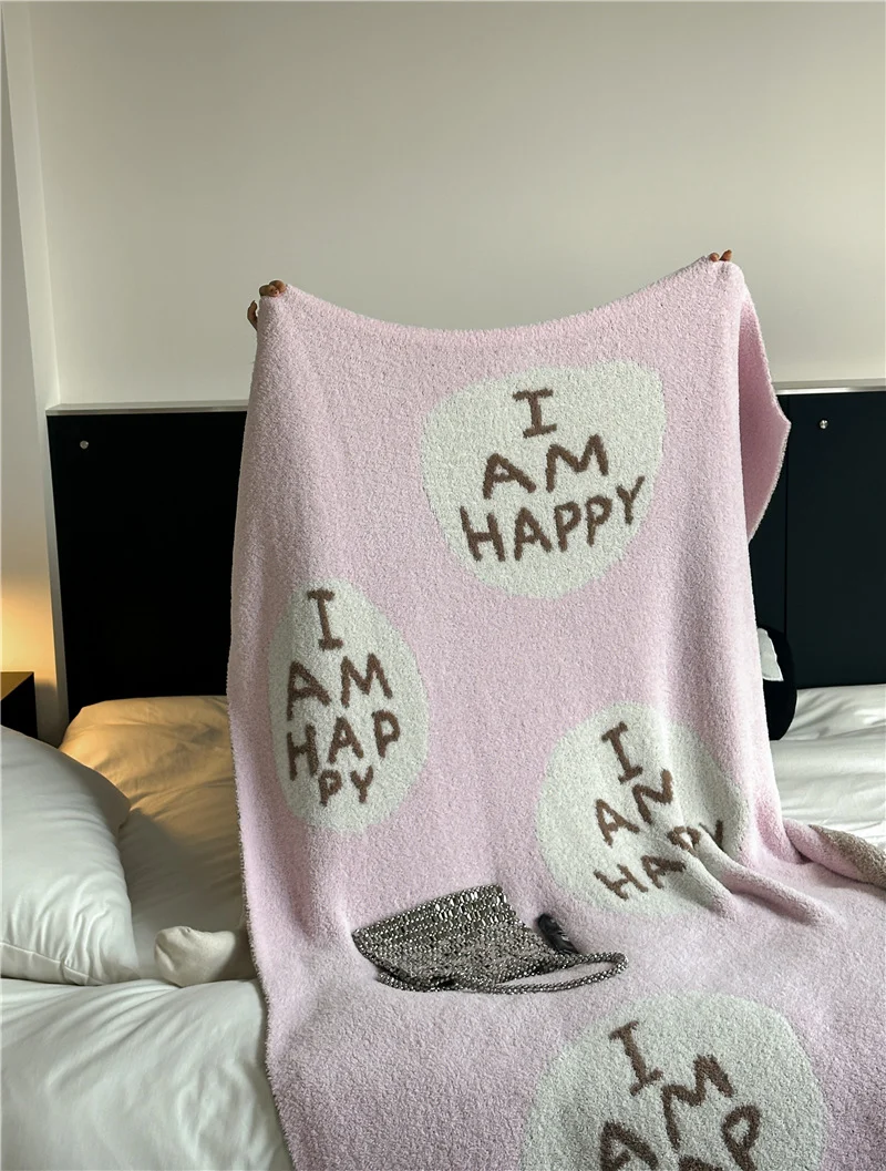 Kuscheldecke mit großem Schriftmotiv und weichem Bouclégewebe