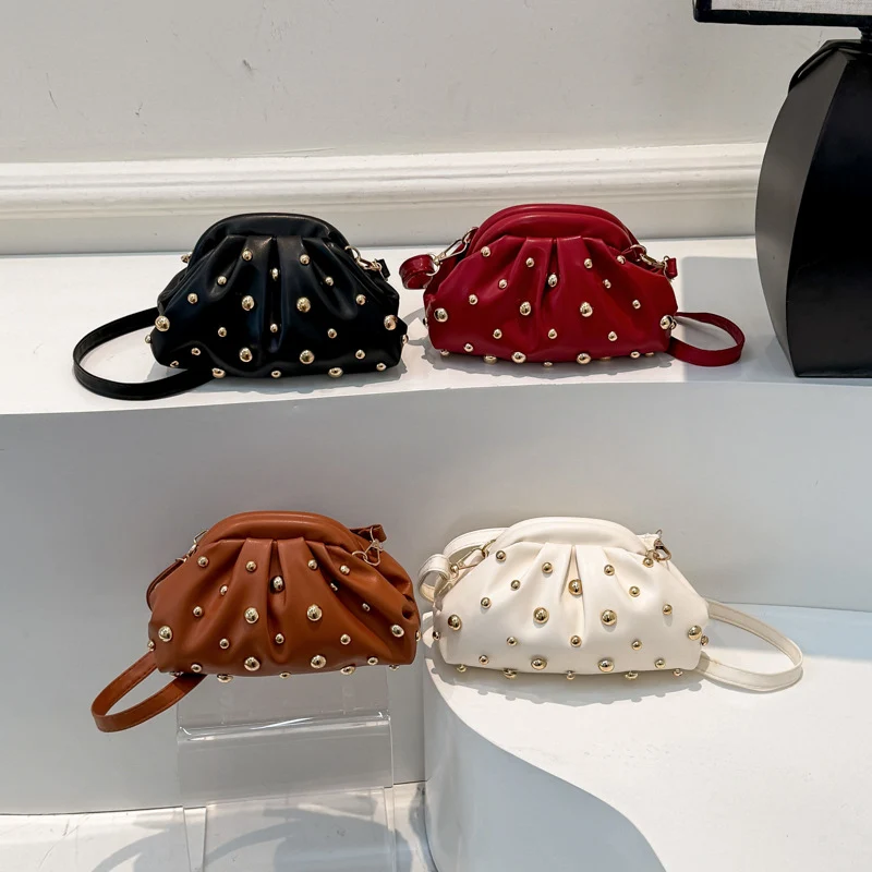 Dekorative Nieten-Clutch Tasche