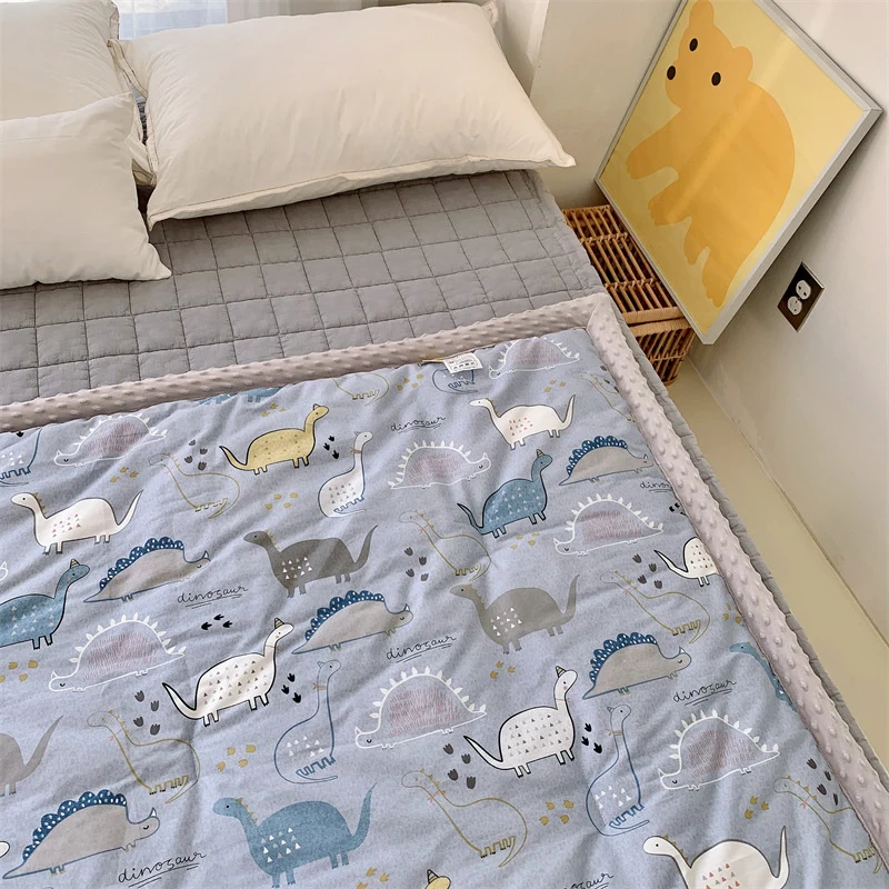 Kinder-Steppdecke mit buntem Dinosaurier-Print und weicher Minky-Borte