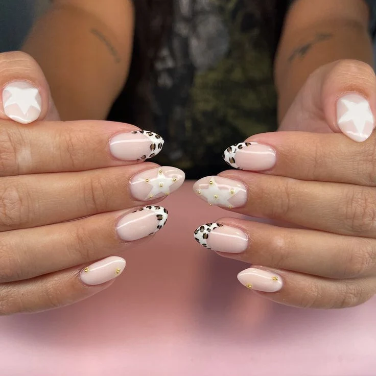 Künstlerisches Leopardenmuster und Stern Nageldesign Set