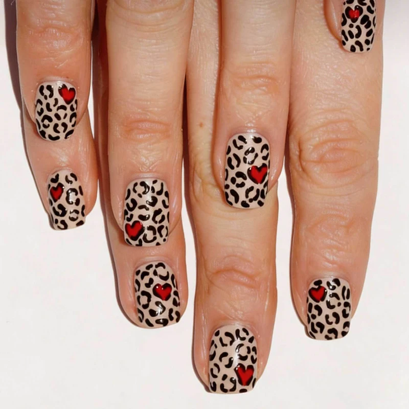 Künstlerisches Leopardenmuster und Herz Nagel Kunst Set