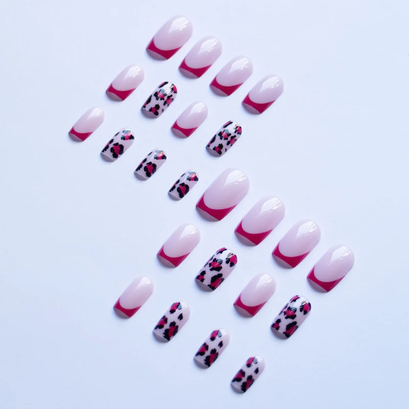 Künstlerischer Leopard und französische Spitzen-Nagelkunst