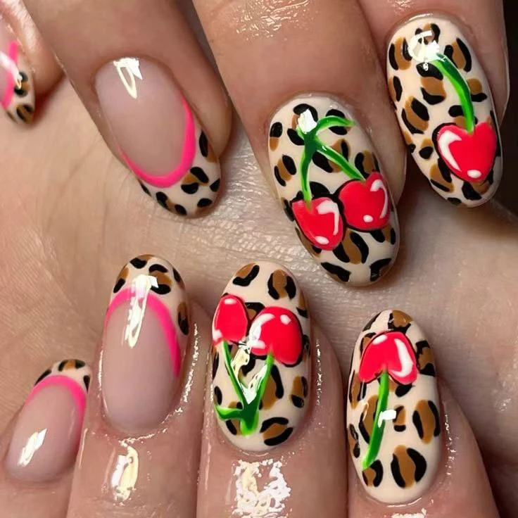 Künstlerische Leopard- und Kirsch-Nagelkunst