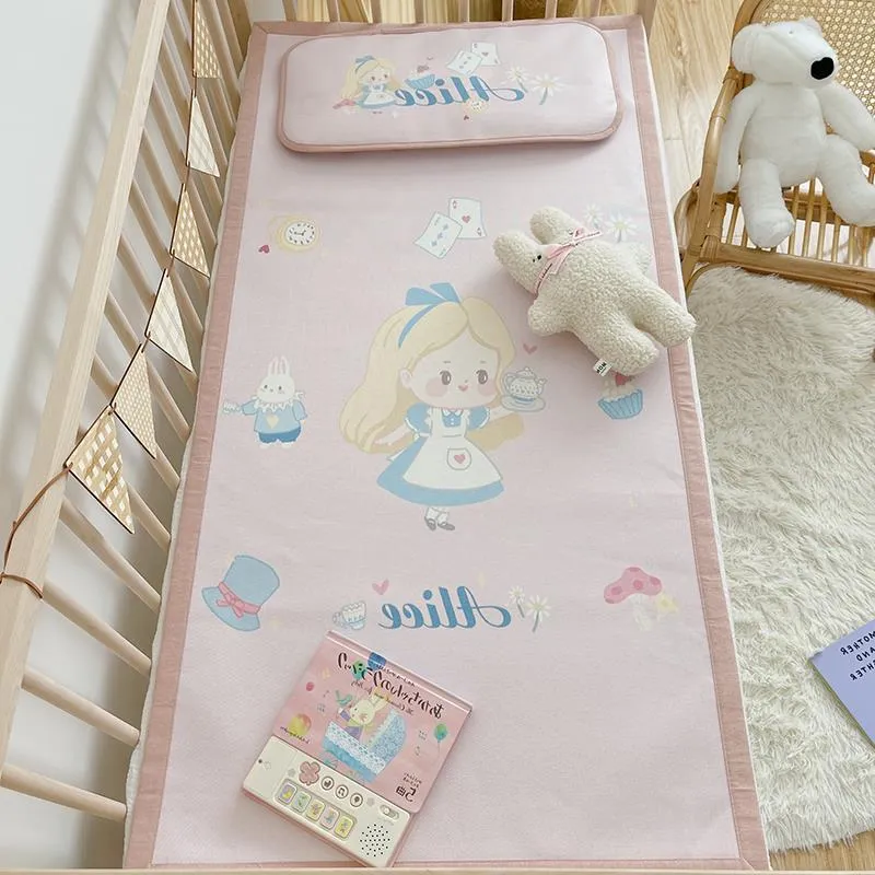 Gepolsterte Baby-Krippenauflage mit Gute‑Nacht-Print, rutschfester Unterseite und abwischbarem Bezug