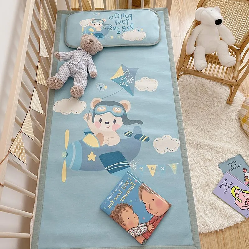Gepolsterte Baby-Krippenauflage mit Gute‑Nacht-Print, rutschfester Unterseite und abwischbarem Bezug