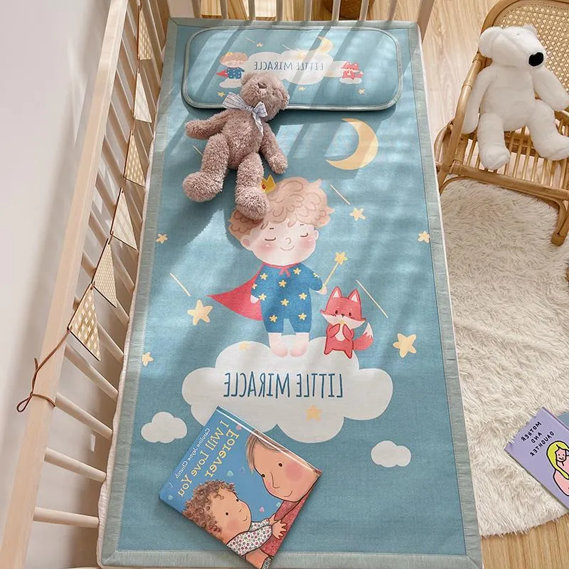 Gepolsterte Baby-Krippenauflage mit Gute‑Nacht-Print, rutschfester Unterseite und abwischbarem Bezug