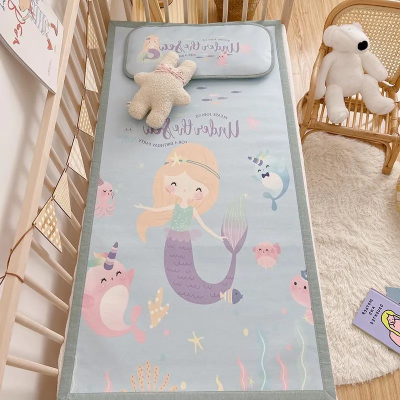 Gepolsterte Baby-Krippenauflage mit Gute‑Nacht-Print, rutschfester Unterseite und abwischbarem Bezug