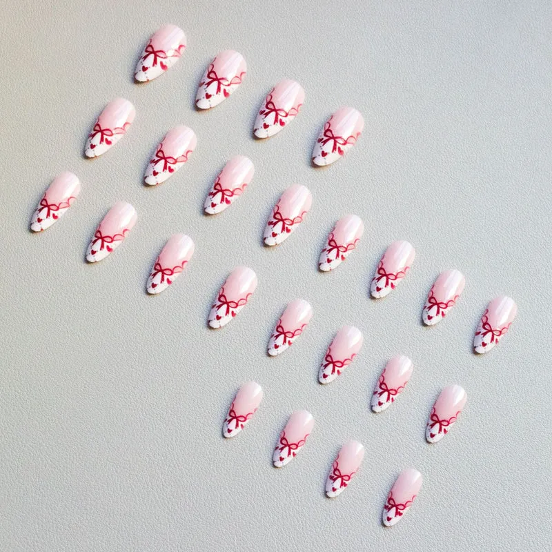 Künstlerisches Herzmotiv Nagelkunst