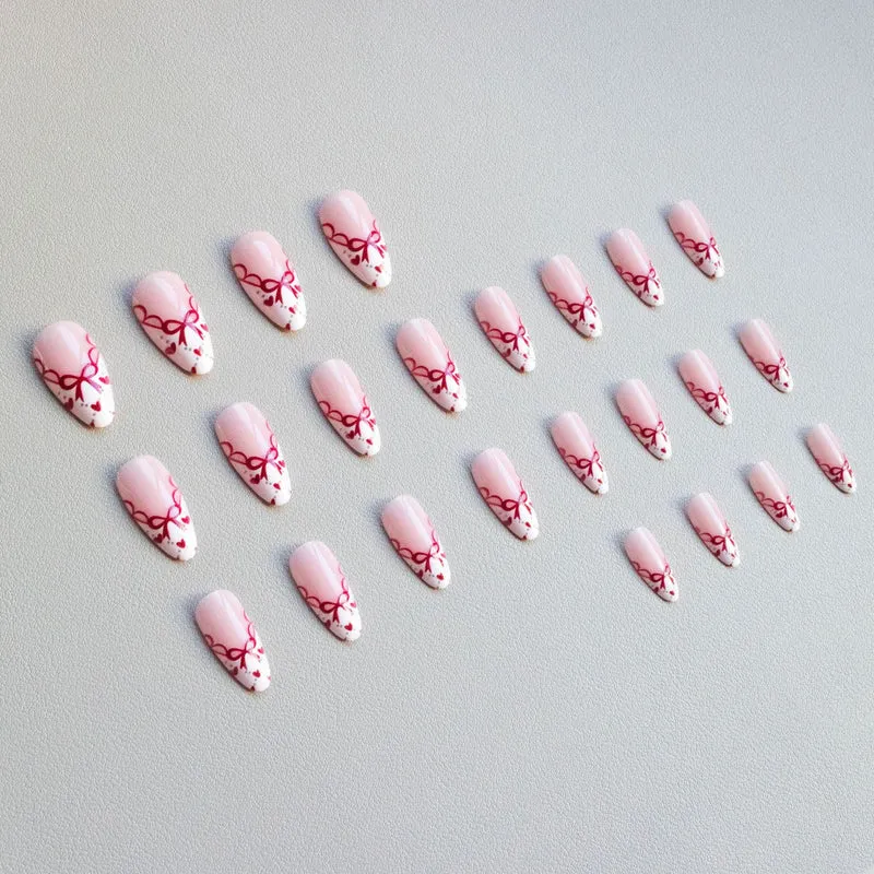 Künstlerisches Herzmotiv Nagelkunst