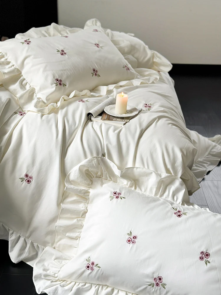 Elegante Bettwäsche-Garnitur aus atmungsaktivem Baumwollsatin mit zierlicher Blumenstickerei und Rüschensaum