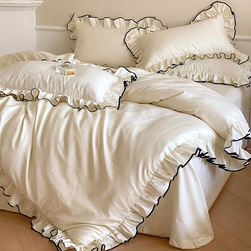 Edles Baumwollsatin-Bettgarnitur-Set mit Volant-Rüschen, Jacquard‑Blütenbordüre und Kontrastkeder
