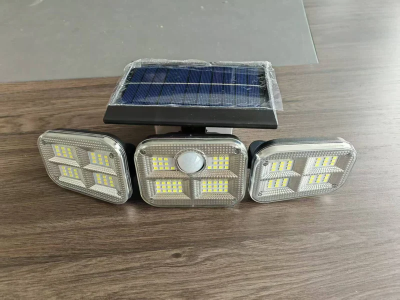 Outdoor Solar-Dreifachkopf-LED-Sicherheitsflutlicht mit PIR-Bewegungssensor und verstellbaren Schwenkhalterungen Skanto
