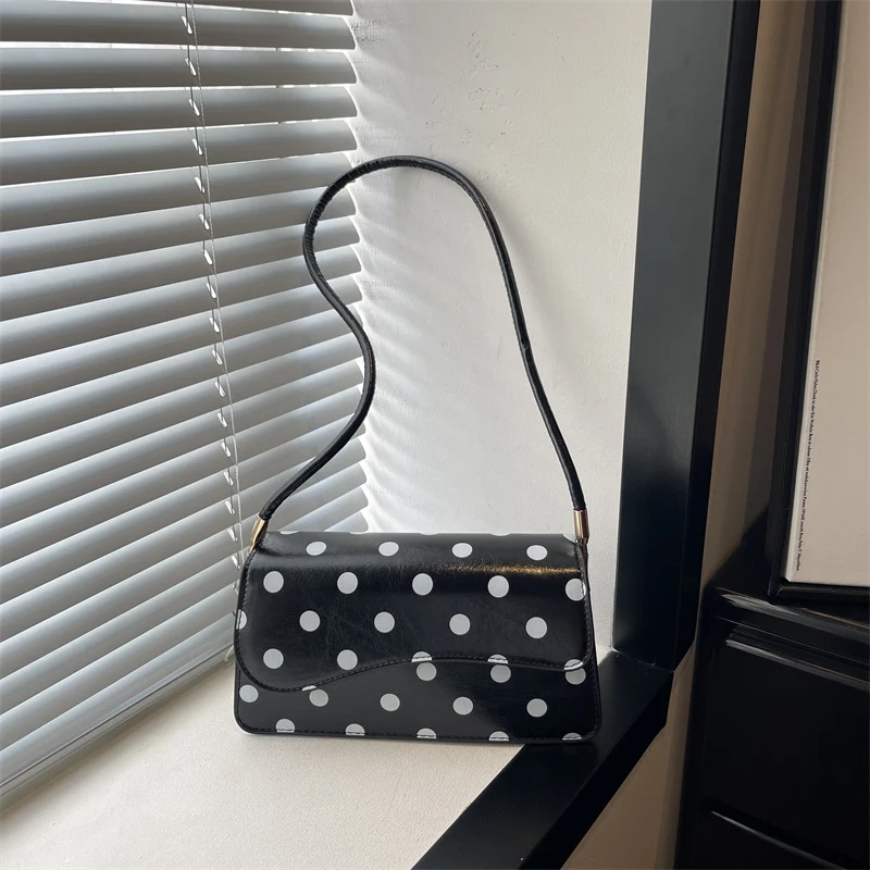 Schicke gepunktete Schultertasche
