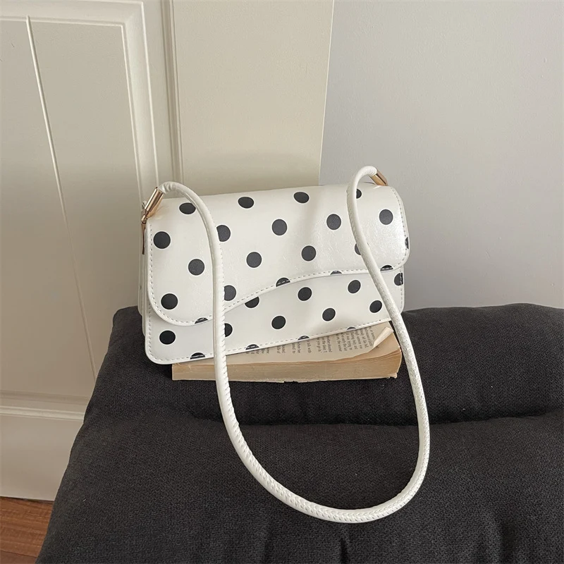Schicke gepunktete Schultertasche