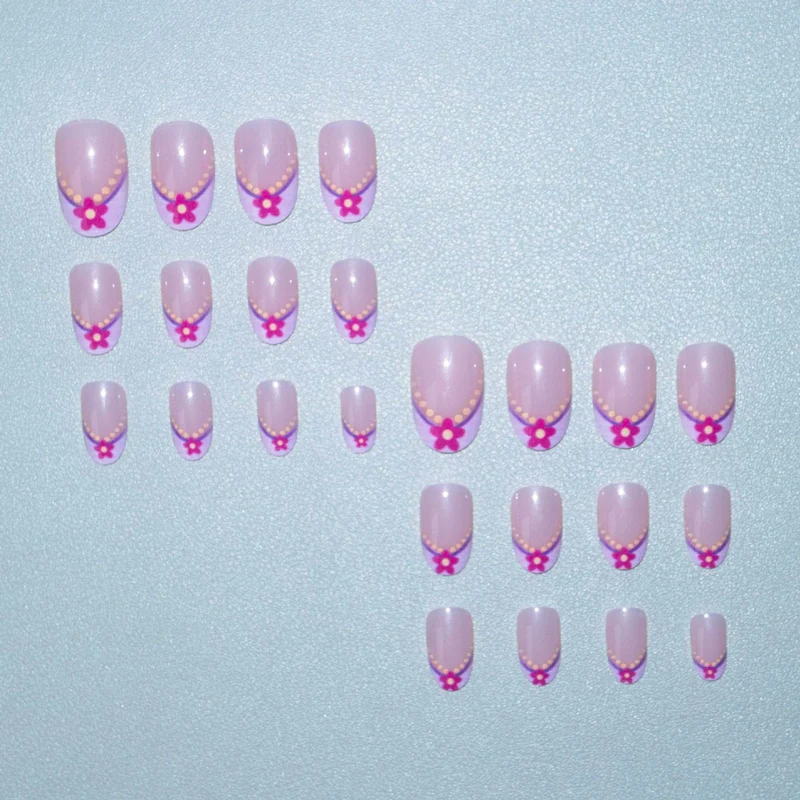 Künstlerische Blumenspitzen Nagelkunst