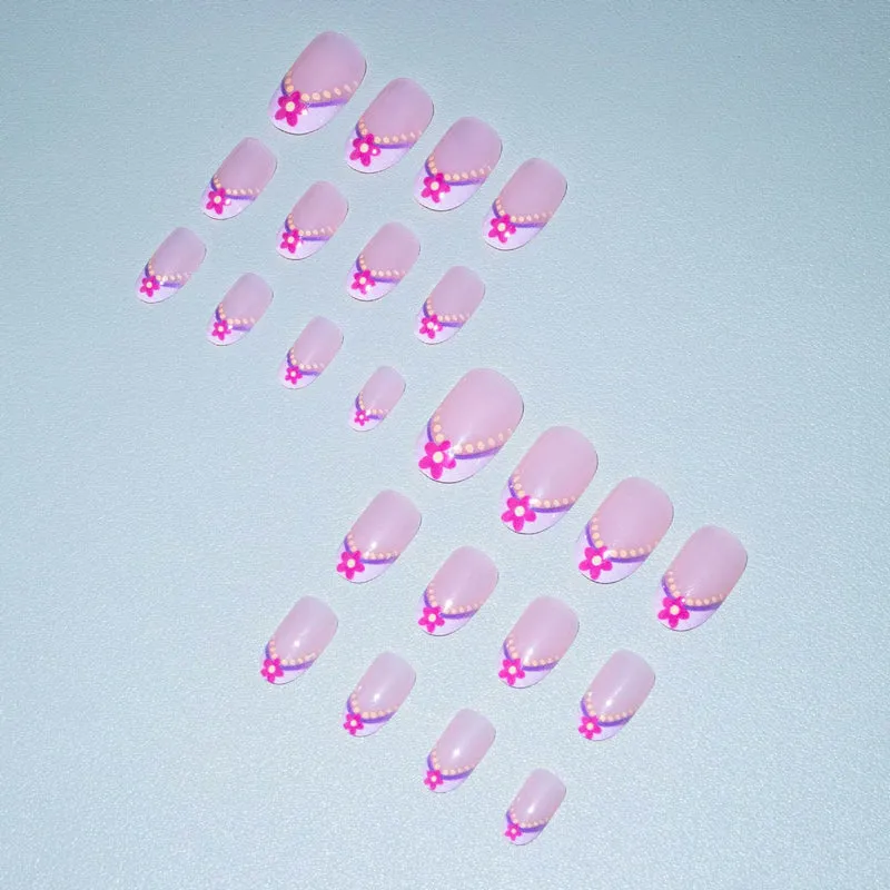 Künstlerische Blumenspitzen Nagelkunst