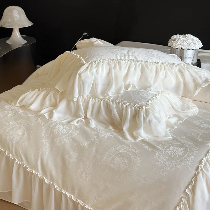 Bettwäsche‑Garnitur im Vintage‑Rüschenstil aus Baumwollsatin mit Jacquard‑Medallion und Volant
