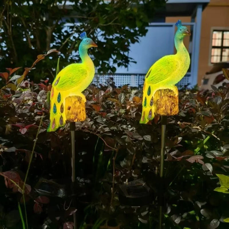 Solarbetriebene Harz-Pfauen-Gartenstecker mit LED-Leuchten und wetterfesten Metallspießen Skanto
