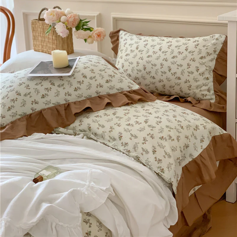 Romantische Bettwäsche-Komplettgarnitur aus Baumwoll-Perkal mit zartem Blumenprint, Volant-Rüsche und seidig-mattem Finish