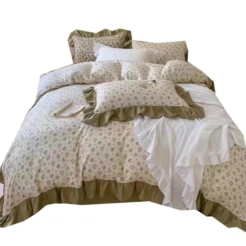 Romantische Bettwäsche-Komplettgarnitur aus Baumwoll-Perkal mit zartem Blumenprint, Volant-Rüsche und seidig-mattem Finish