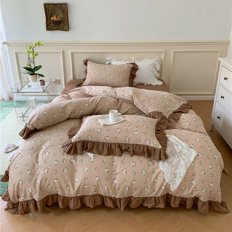 Romantische Bettwäsche-Komplettgarnitur aus Baumwoll-Perkal mit zartem Blumenprint, Volant-Rüsche und seidig-mattem Finish
