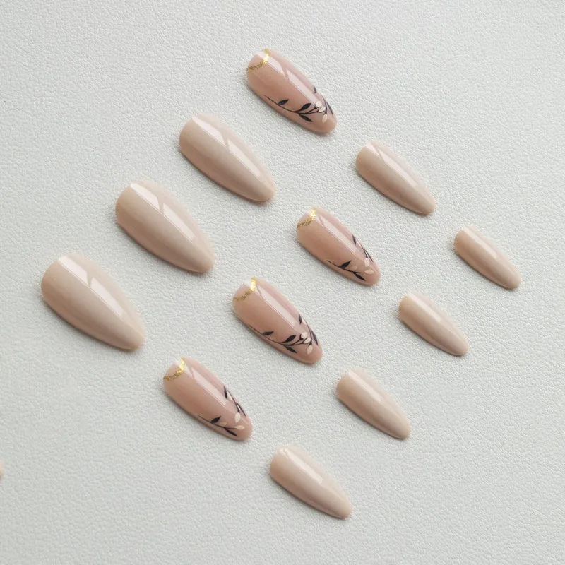 Künstlerische florale Akzent-Nagelkunst