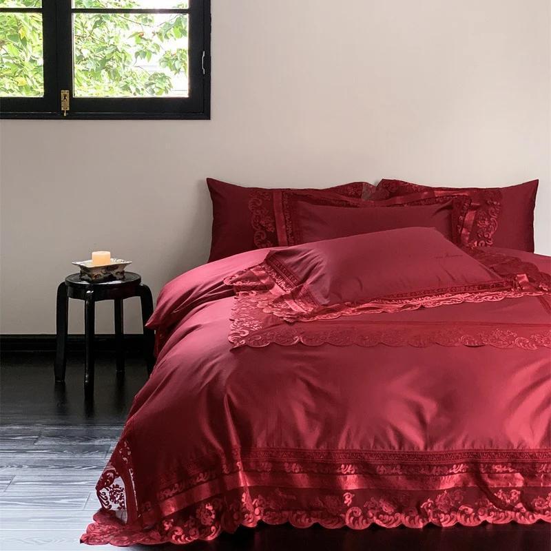 Extravagante Satin-Bettgarnitur mit Spitzenapplikation und Kissenbezügen