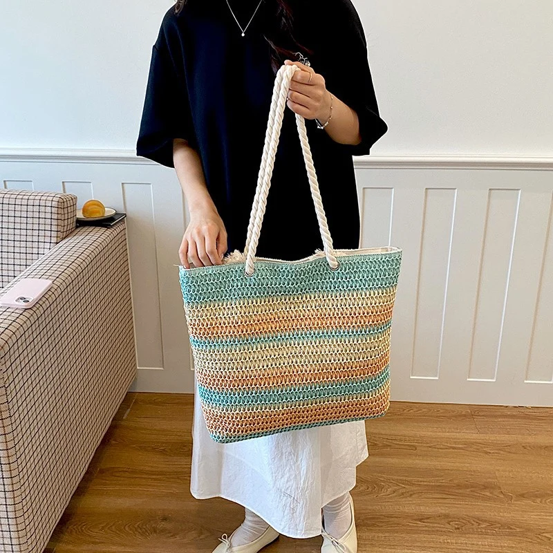 Lässige handgewebte Strohtasche